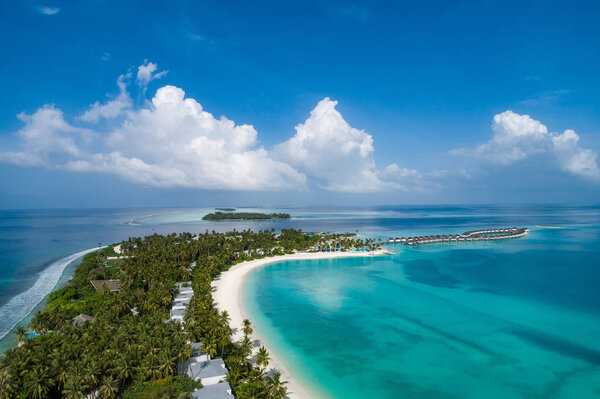 Вид с воздуха на красивый остров на Мальдивах в Индийском океане
.