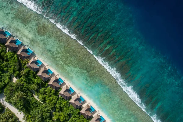 Вид с воздуха на красивый остров на Мальдивах в Индийском океане . — стоковое фото