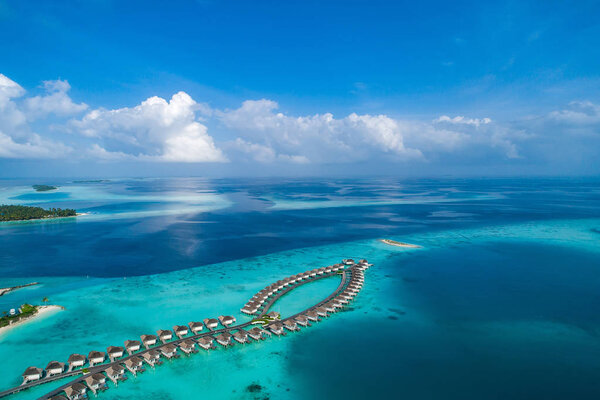 Вид с воздуха на красивый остров на Мальдивах в Индийском океане
.