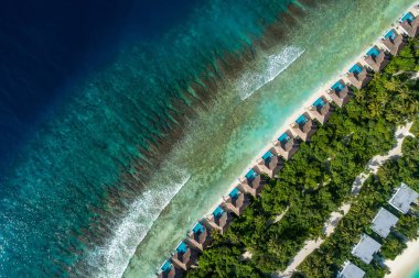 Hint Okyanusu 'nda Maldivler güzel adanın havadan görünümü.