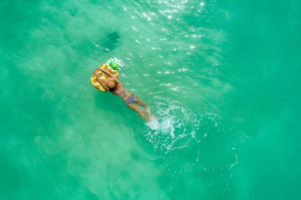 Vista aerea di donna sottile nuotare sul turchese trasparente — Foto Stock