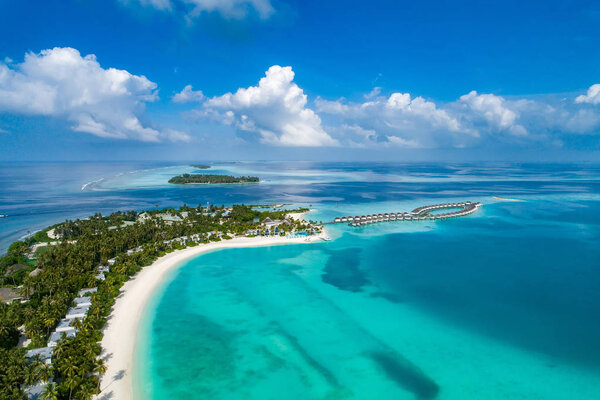 Вид с воздуха на красивый остров на Мальдивах в Индийском океане
.