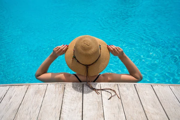 Bella donna godendo in piscina. Ragazza rilassante su — Foto Stock