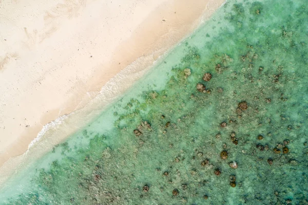 Vista aérea al mar hermoso paisaje, playa y ola con tur —  Fotos de Stock