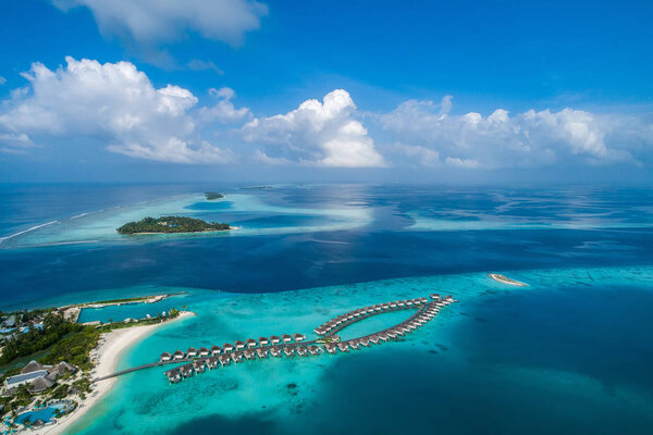 Вид с воздуха на красивый остров на Мальдивах в Индийском океане
.