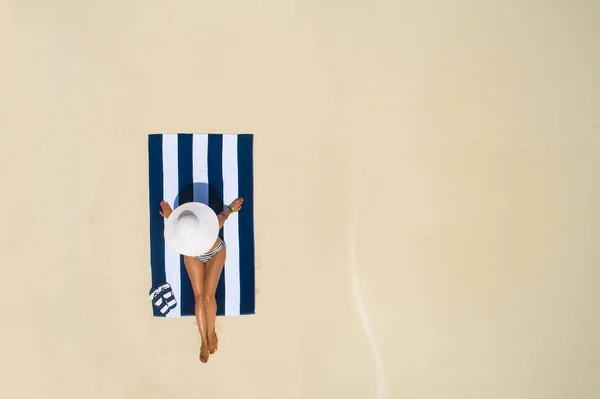 Estate concetto di moda vacanza - abbronzatura ragazza indossa cappello da sole a — Foto Stock
