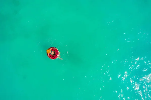 Vista aérea de la mujer delgada nadando en el anillo de natación donut en th —  Fotos de Stock