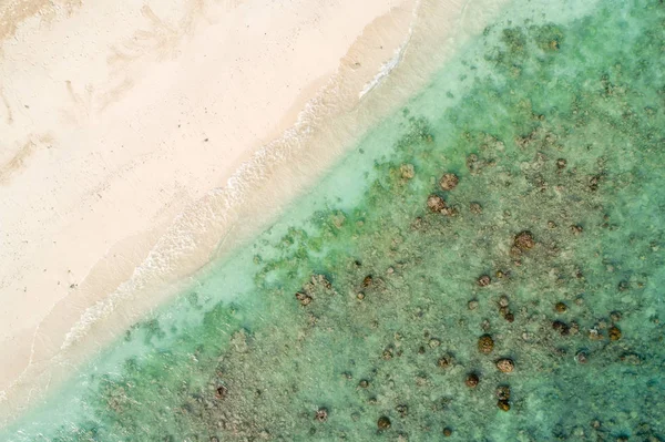 Luftaufnahme von oben schöne Meereslandschaft, Strand und Welle mit tur — Stockfoto