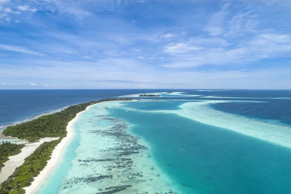 インド洋のモルディブの美しい島の航空写真. — ストック写真