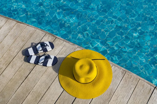 Flip flops  at the side of swimming pool, summer travel concept. — Stock Photo, Image