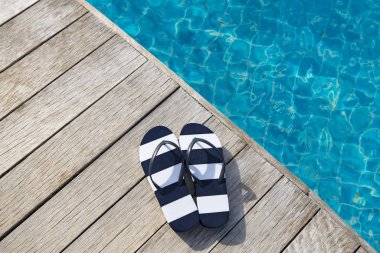 Yüzme havuzunun tarafında Flip flop, yaz seyahat konsepti.