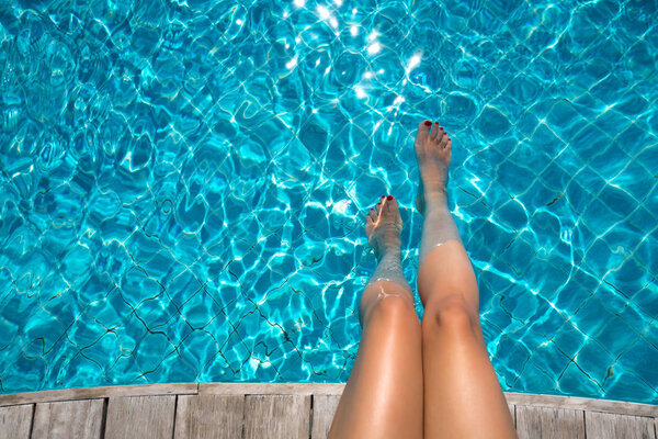 Красивые женские ноги в голубой воде. Сексуальные женские ноги

