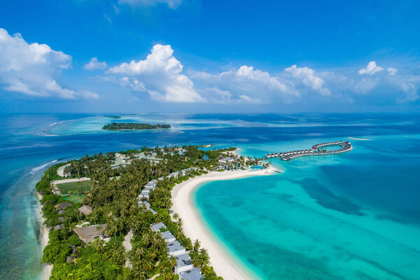 Вид с воздуха на красивый остров на Мальдивах в Индийском океане
.