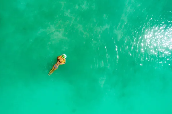Vista aerea di donna sottile nuotare sul turchese trasparente — Foto Stock