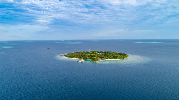 Letecký pohled na krásný ostrov na Maledivách v Indickém oceánu. — Stock fotografie