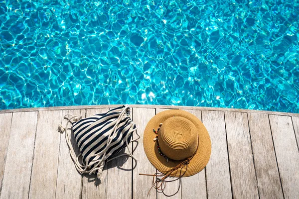 Hat at the side of swimming pool, summer travel concept — Stock Photo, Image