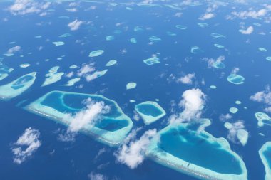 Atolls, Hint Okyanusu Mal üzerinde deniz uçağı penceresinden havadan görünümü