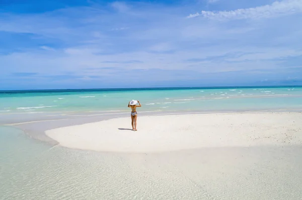 Estate concetto di moda vacanza - abbronzatura ragazza indossa cappello da sole a — Foto Stock