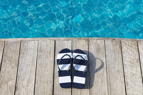 Chanclas al lado de la piscina, concepto de viaje de verano . —  Fotos de Stock