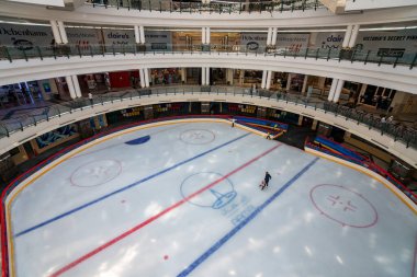 Doha, Katar - 23 Kasım 2019: Doha Katar şehir merkezinde buz pateni pisti olan en işlek alışveriş merkezi.