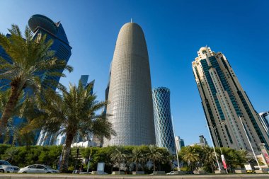 DOHA, Katar - 23 Kasım 2019: Doha, Katar 'da güzel mavi bir gökyüzü gününde Batı Körfezi Şehri silueti. Batı Körfezi, Doha 'nın en önemli bölgelerinden biridir..