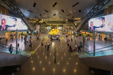 DOHA, Katar - 23 Kasım 2019: Doha, Katar 'daki Hamad Uluslararası Havalimanı. Üs havaalanı: Katar Havayolları.