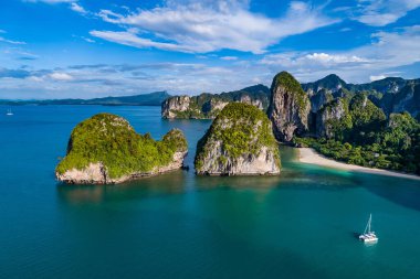 Tayland, Krabi 'deki Railay plajı, yukarıdan tropikal Railay ve Pranang sahilleri ve Andaman denizi kıyıları görünüyor.