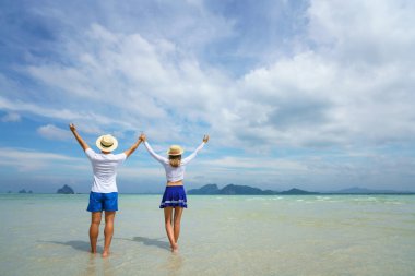 Yaz tatilinde tropik plajda genç mutlu bir çift. Tayland