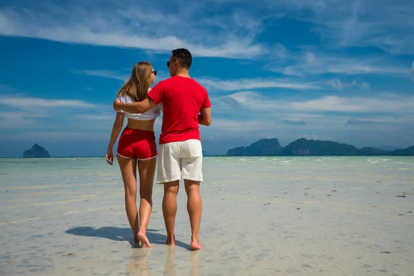Jeune Couple Heureux Sur Plage Tropicale Pendant Les Vacances Été — Photo