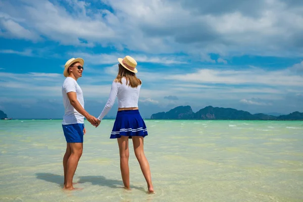 Jong Gelukkig Stel Tropisch Strand Tijdens Zomervakantie Thailand — Stockfoto