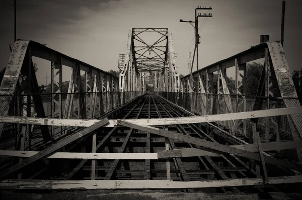 Puente Arrojado Través Del Río — Foto de Stock