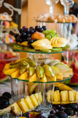 Meyve ve tatlılar üzerinde düğün büfe