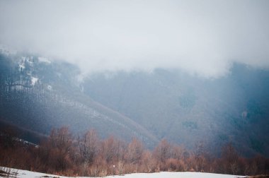 Dağlarda sabah sisi