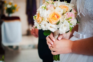 Buket çiçek elinde