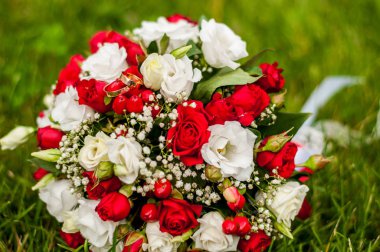 Alyans üzerinde çiçek buketi 