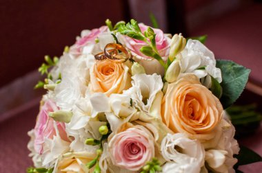 Alyans üzerinde gül buketi