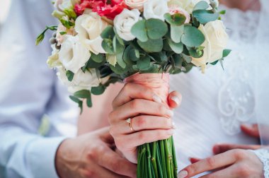 Elinde çiçek buketi