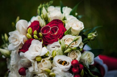 Alyans bouquet üzerinde