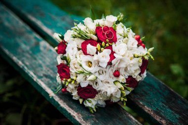 Alyans bouquet üzerinde