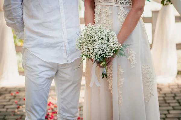 花の花束と新婚夫婦 — ストック写真