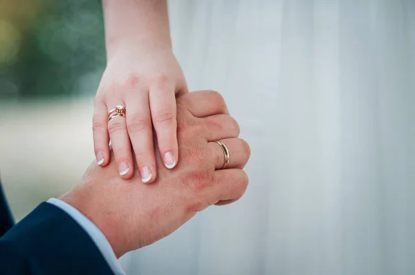 手与结婚戒指 — 图库照片