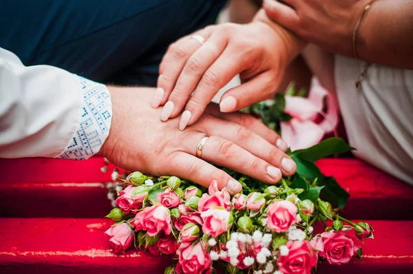 Bouquet Sposa Con Mani — Foto Stock