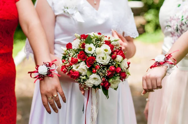 Brautstrauß Und Hände — Stockfoto