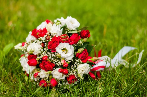 Anéis Casamento Buquê Flores — Fotografia de Stock
