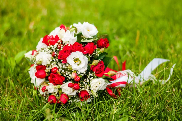 Obrączki Bukiet Kwiatów — Zdjęcie stockowe