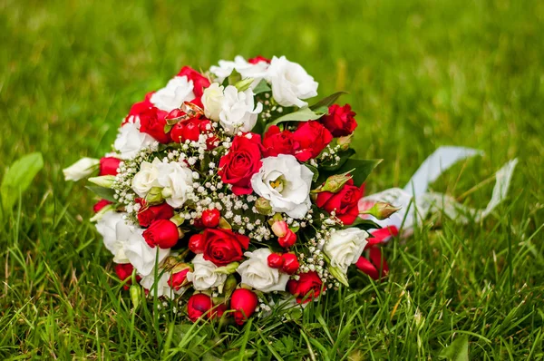 Anéis Casamento Buquê Flores — Fotografia de Stock