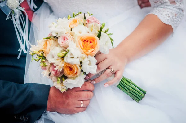 Γαμήλια Ανθοδέσμη Στα Χέρια — Φωτογραφία Αρχείου