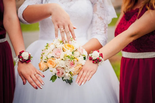 Ramo Bodas Manos — Foto de Stock