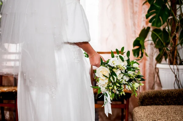 Букет Роз Руке Невесты — стоковое фото