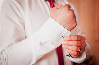 Damat onun kol düzeltir